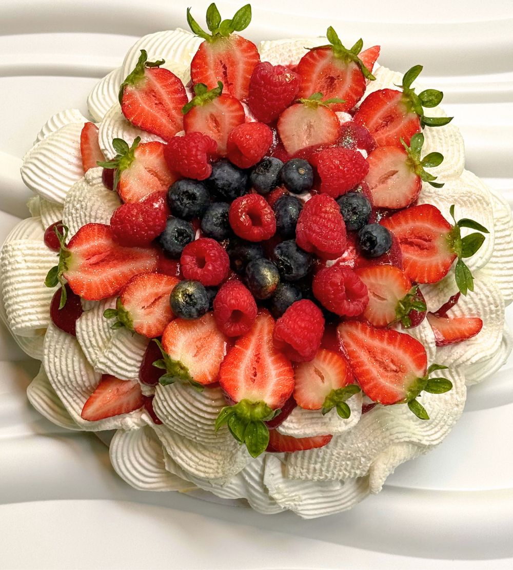 Berry pavlova